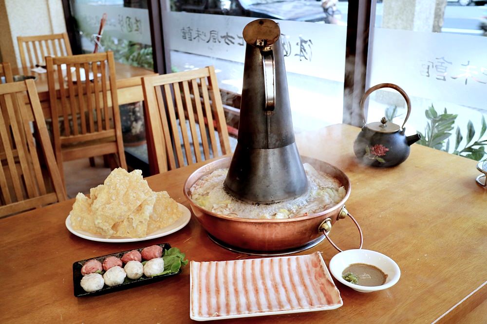 東北酸菜鍋 有煙囪的木炭銅鍋讓湯頭更香醇 白肉先燙去雜質油脂 豬肉饀餅滿飽必點