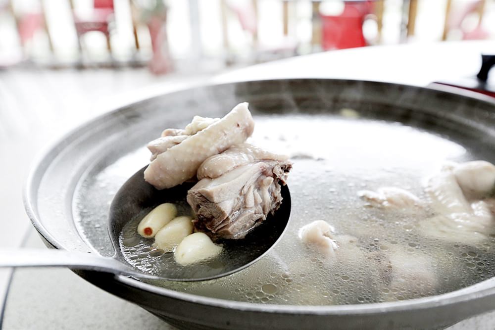 台中潭子 百鄉 活水養活魚鮮甜無土味 甕缸雞蒜頭雞湯是放山土雞 有羊咩咩大白鵝陪用餐享田園之樂