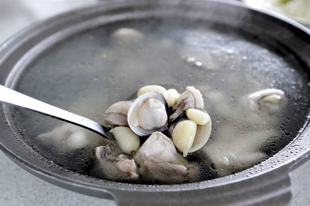 台中潭子 百鄉 活水養活魚鮮甜無土味 甕缸雞蒜頭雞湯是放山土雞 有羊咩咩大白鵝陪用餐享田園之樂