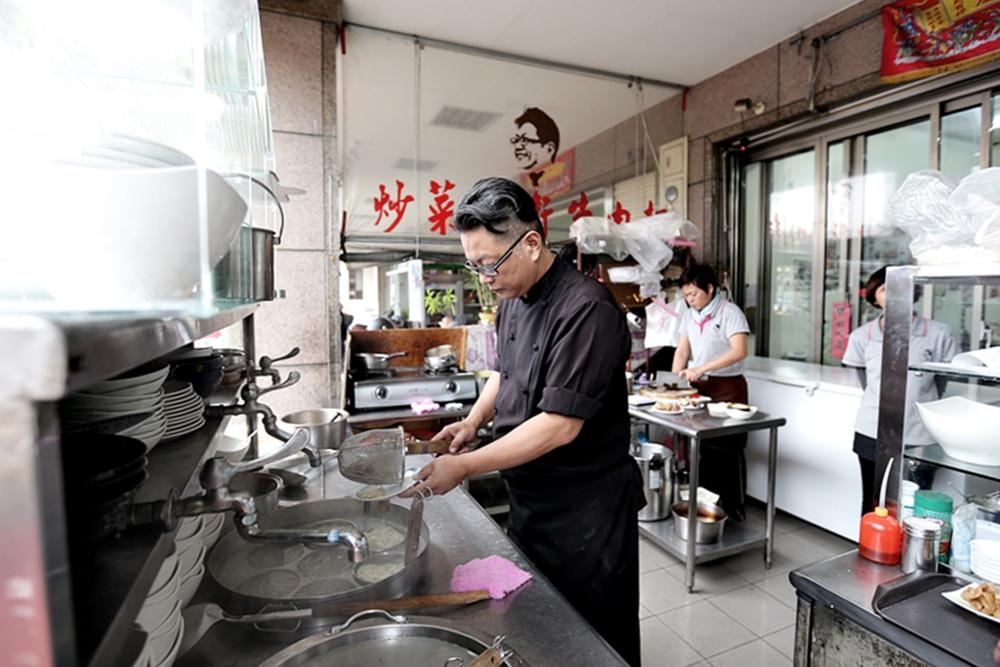 大里美食 炒菜大衛牛肉麵 全新菜單炭烤牛肉蓋飯$120太超值 小菜滷味選擇多下午也營業