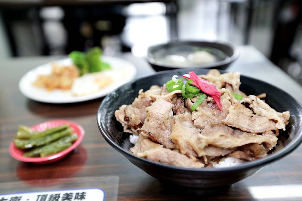 大里美食 炒菜大衛牛肉麵 全新菜單炭烤牛肉蓋飯$120太超值 小菜滷味選擇多下午也營業