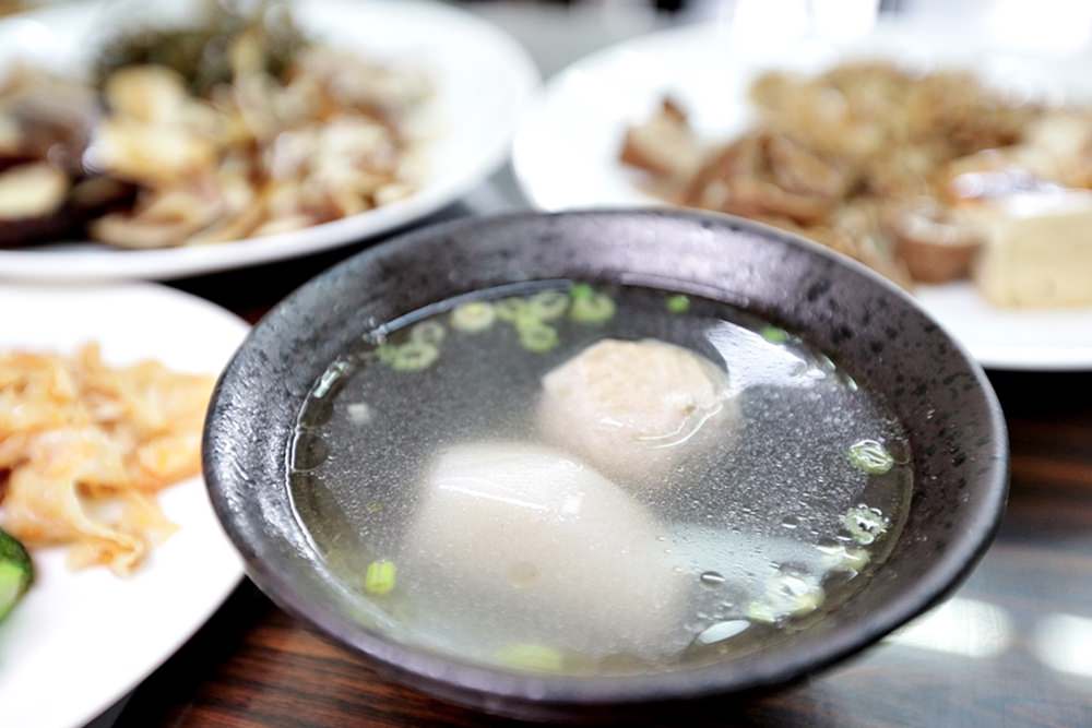 大里美食 炒菜大衛牛肉麵 全新菜單炭烤牛肉蓋飯$120太超值 小菜滷味選擇多下午也營業