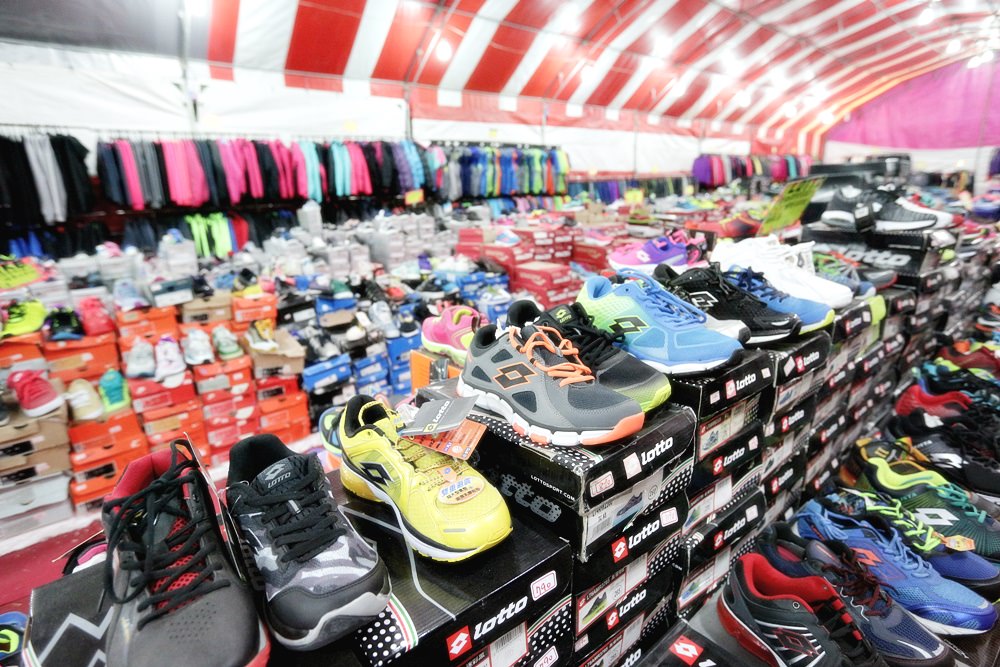 豐原八方夜市我來了特賣會 拍手童裝全新到貨NIKE、NB等千雙知名品牌球鞋3折起 千件禦寒外套全面溫暖價 專櫃品牌包3折起 Playboy寢具毛毯通通暖心價 牛仔褲行李箱下殺出清