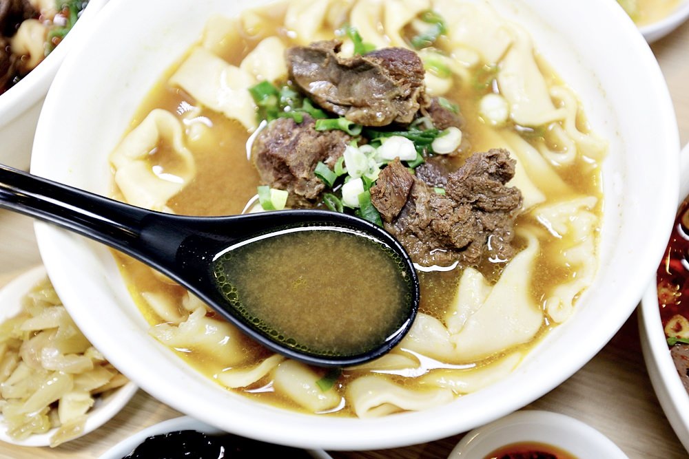 新竹牛肉麵 輕盈版川味牛肉麵 味道香辣但保證不噴火 除非你加了.......