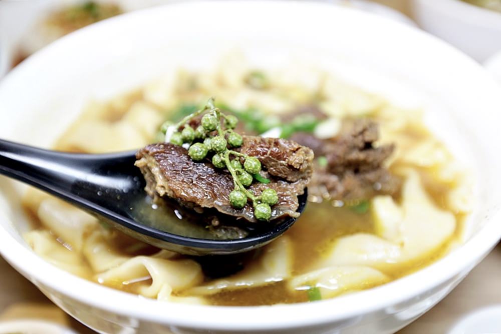 新竹牛肉麵 輕盈版川味牛肉麵 味道香辣但保證不噴火 除非你加了.......