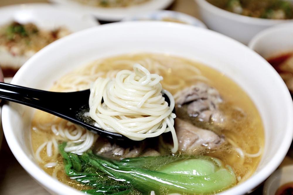 新竹牛肉麵 輕盈版川味牛肉麵 味道香辣但保證不噴火 除非你加了.......