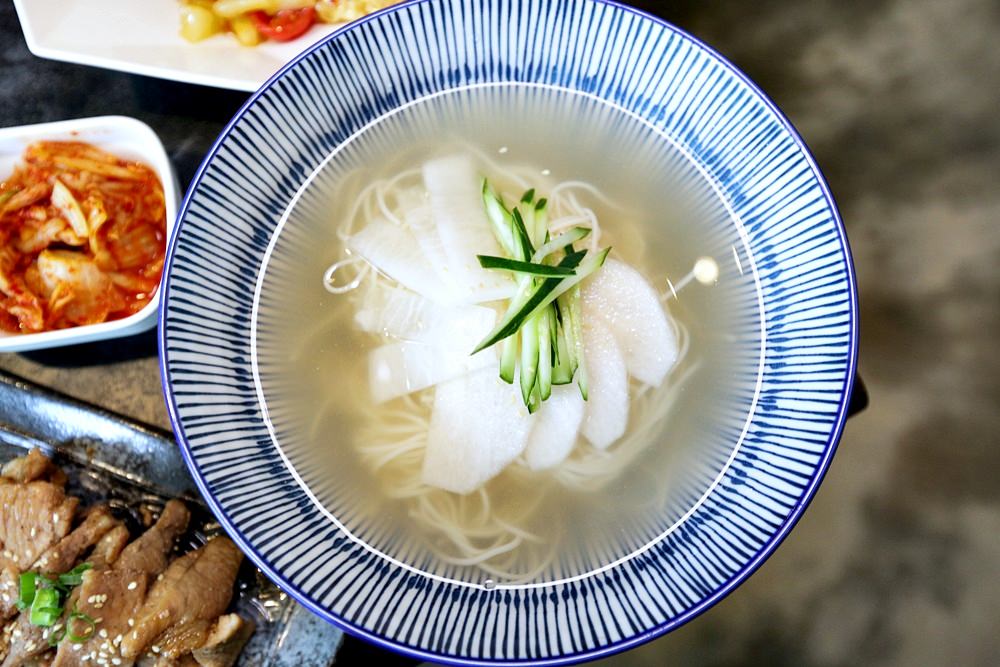 拉拉廚房 米平方韓式料理 大推消暑冷麵 泡菜湯汁特別又美味 尹食堂台灣版