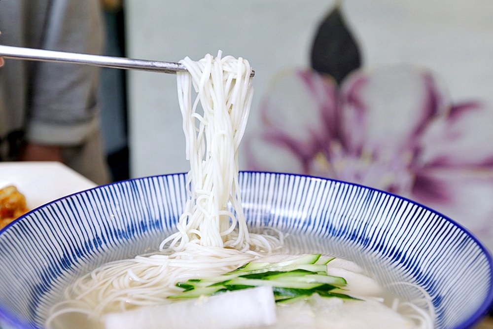 拉拉廚房 米平方韓式料理 大推消暑冷麵 泡菜湯汁特別又美味 尹食堂台灣版