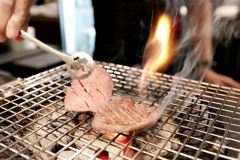 板前燒肉一徹 達人全程代烤 夢幻厚切牛舌 油花超美妙 中區炭火燒肉推薦