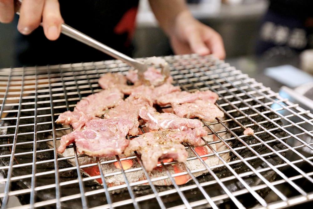 板前燒肉一徹 達人全程代烤 夢幻厚切牛舌 油花超美妙 中區炭火燒肉推薦