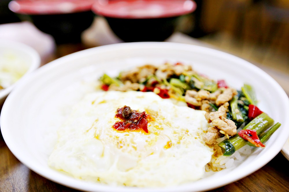 手路胡椒飯 隱身一中巷內銅板美食 這盤真的不是炒麵 但和東泉超合 一中銅板美食