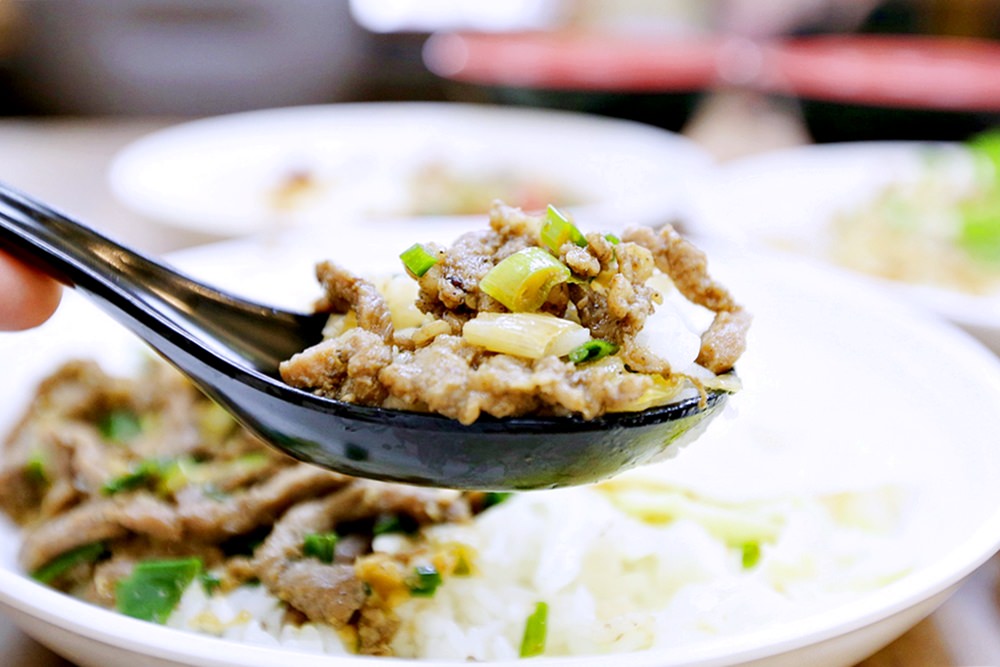 手路胡椒飯 隱身一中巷內銅板美食 這盤真的不是炒麵 但和東泉超合 一中銅板美食