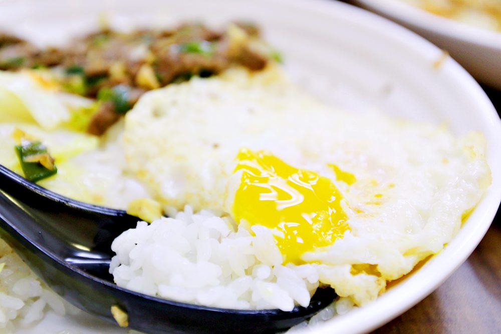 手路胡椒飯 隱身一中巷內銅板美食 這盤真的不是炒麵 但和東泉超合 一中銅板美食