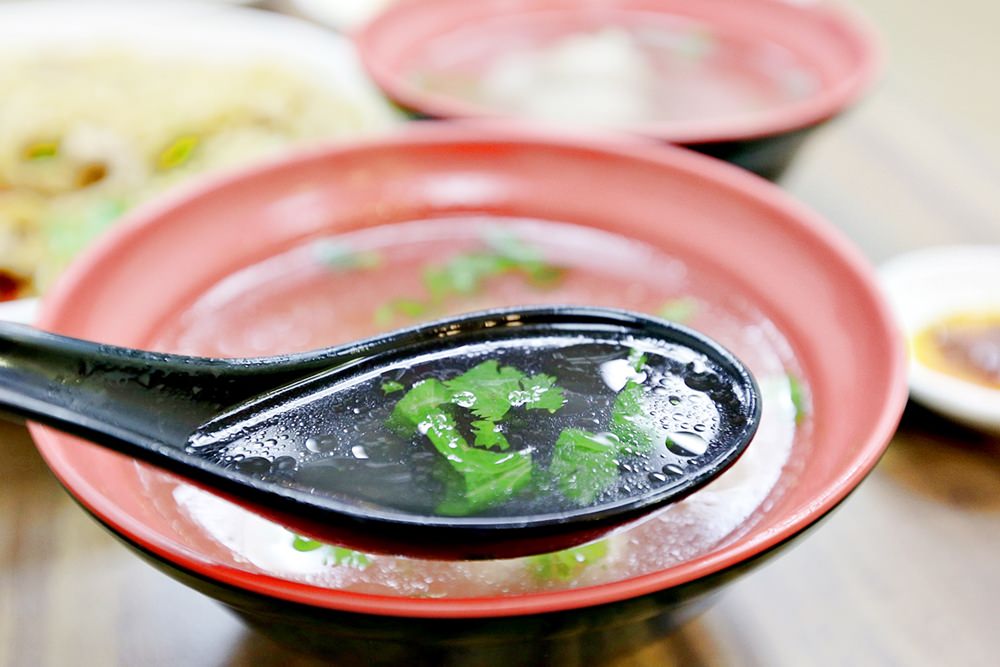 手路胡椒飯 隱身一中巷內銅板美食 這盤真的不是炒麵 但和東泉超合 一中銅板美食