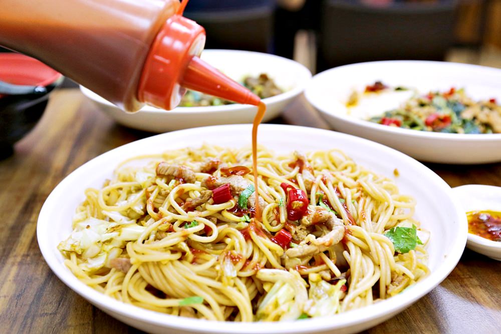 手路胡椒飯 隱身一中巷內銅板美食 這盤真的不是炒麵 但和東泉超合 一中銅板美食