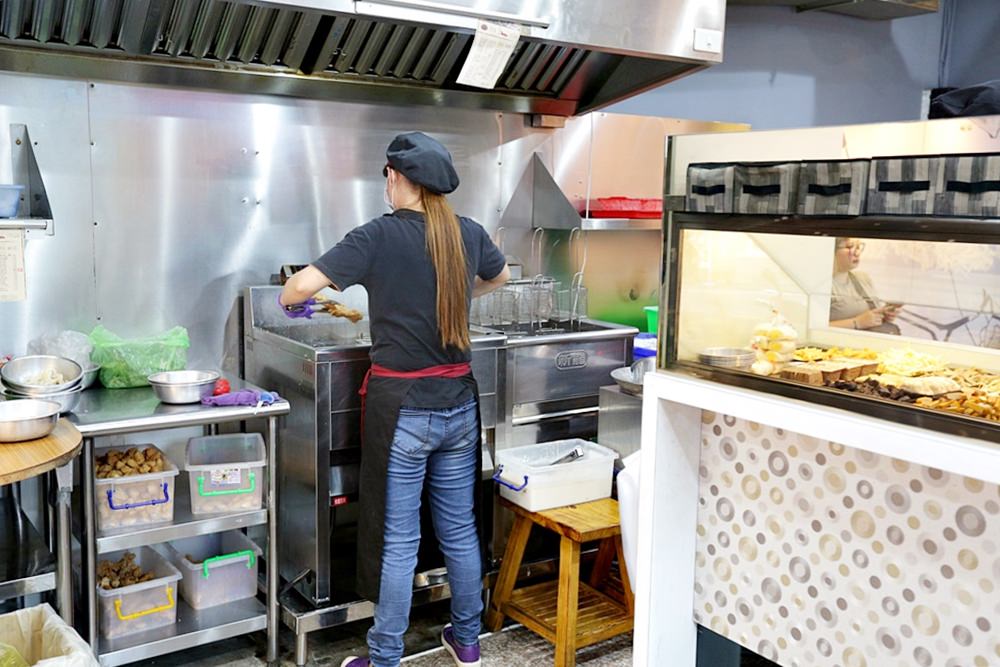 靜宜商圈美食 饗炸靜宜總店 鹹香獨門醬料+脫油機 飄香三角骨 基隆甜不辣 炸銀絲捲大推