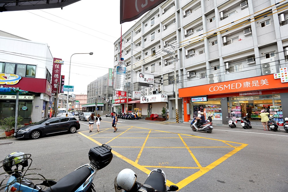 靜宜商圈美食 饗炸靜宜總店 鹹香獨門醬料+脫油機 飄香三角骨 基隆甜不辣 炸銀絲捲大推