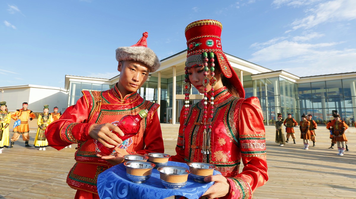 內蒙旅遊懶人包 七星級响沙灣 大草原策馬 成吉思汗陵 蒙古包美酒佳餚 康巴什璀璨水舞 盡在鄂爾多斯