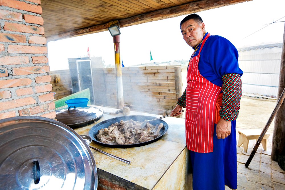 內蒙古旅遊 來去蒙古包大口吃肉大碗喝酒 還有歌聲不斷酒不斷的蒙式勸酒全體驗