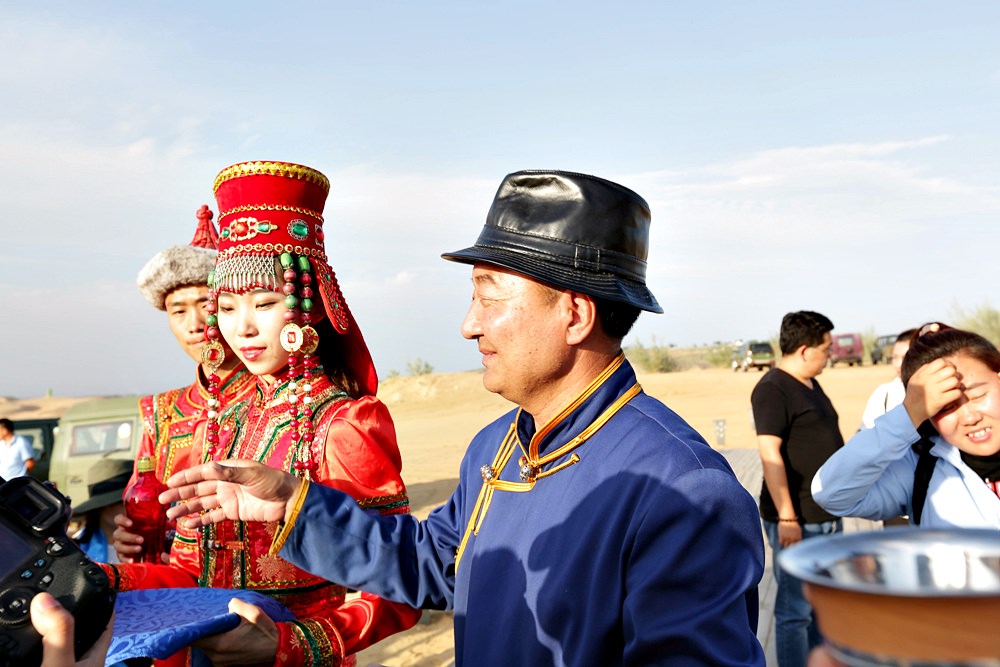 內蒙古旅遊 來去蒙古包大口吃肉大碗喝酒 還有歌聲不斷酒不斷的蒙式勸酒全體驗