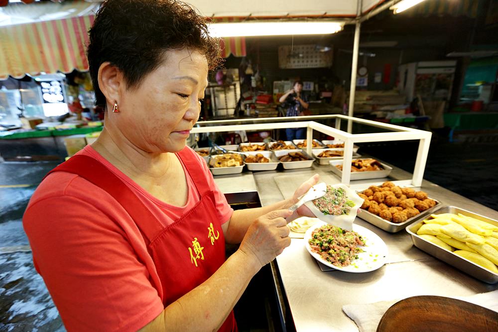 傅記上海菜向上店 韭菜盒+炒滷味 滷味大鍋快炒更夠味 傍晚五點向上市場門口開賣