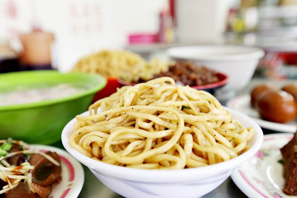 阿熹嬤古早炒麵 傳統銅板美食 台式炒麵+東泉辣醬 好吃台中炒麵抵佳啦！