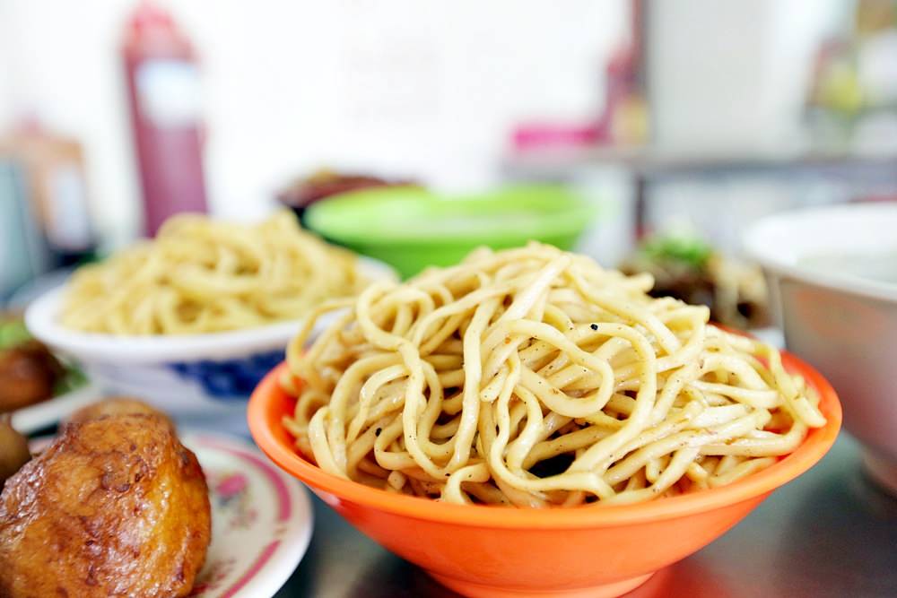 阿熹嬤古早炒麵 傳統銅板美食 台式炒麵+東泉辣醬 好吃台中炒麵抵佳啦！