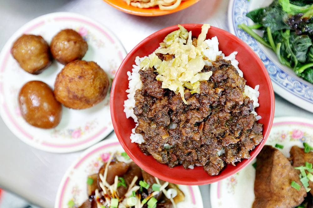 阿熹嬤古早炒麵 傳統銅板美食 台式炒麵+東泉辣醬 好吃台中炒麵抵佳啦！