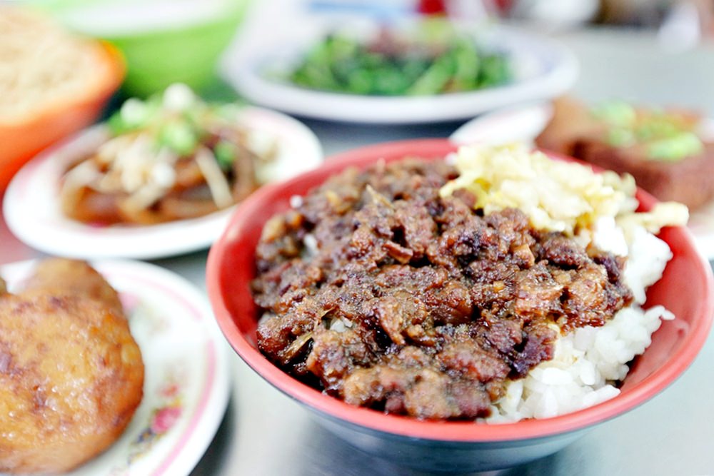 阿熹嬤古早炒麵 傳統銅板美食 台式炒麵+東泉辣醬 好吃台中炒麵抵佳啦！