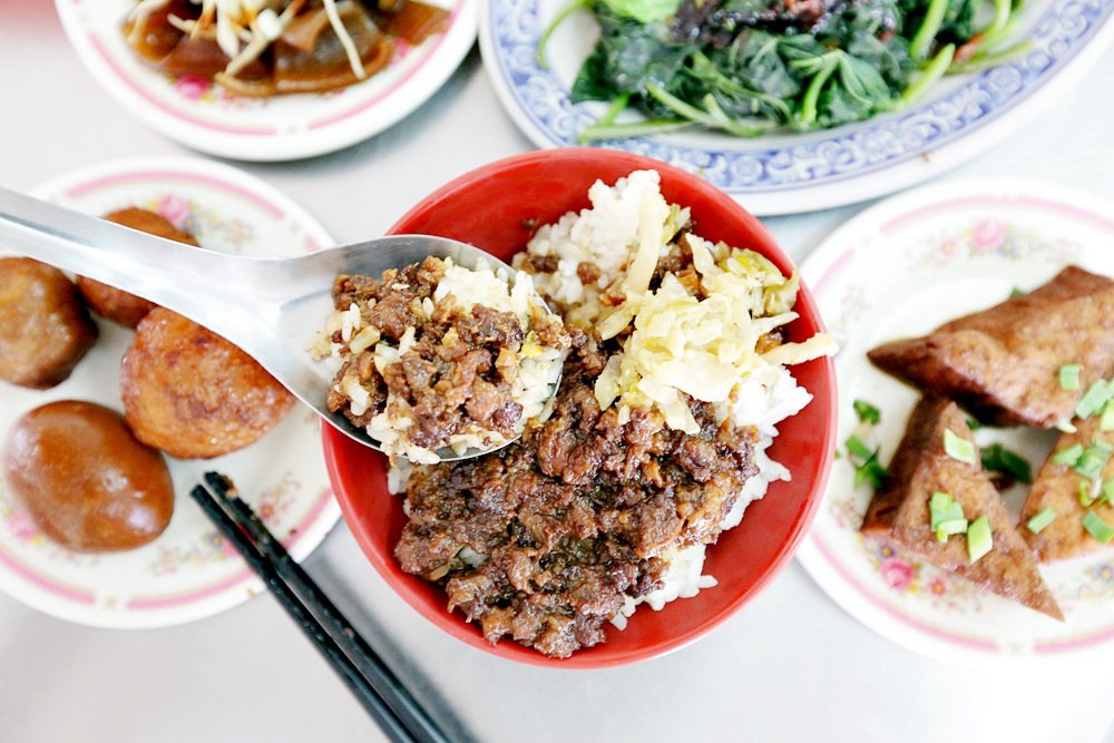 阿熹嬤古早炒麵 傳統銅板美食 台式炒麵+東泉辣醬 好吃台中炒麵抵佳啦！