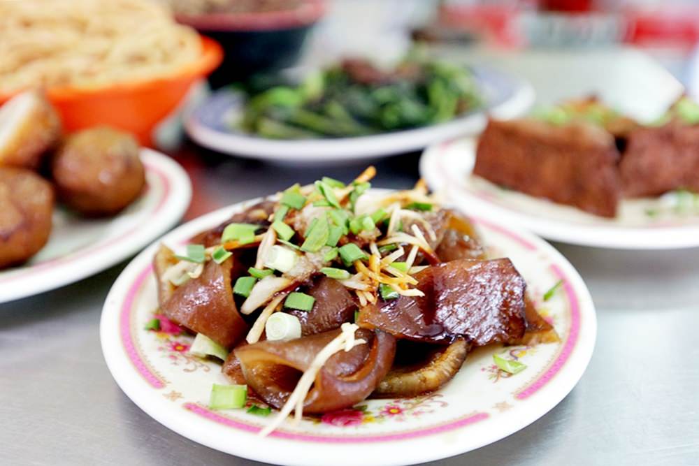 阿熹嬤古早炒麵 傳統銅板美食 台式炒麵+東泉辣醬 好吃台中炒麵抵佳啦！