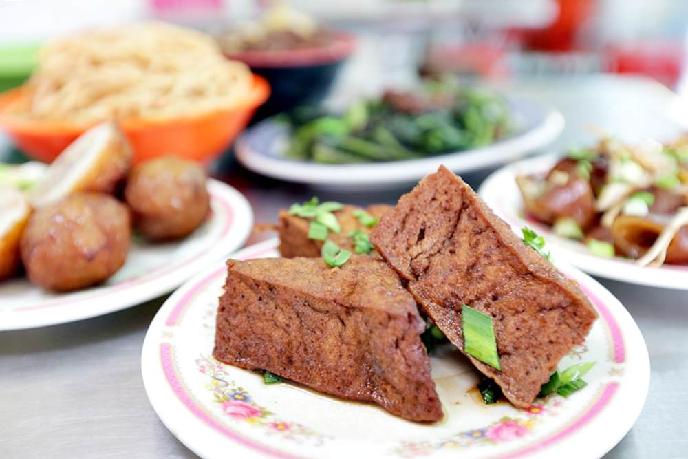 阿熹嬤古早炒麵 傳統銅板美食 台式炒麵+東泉辣醬 好吃台中炒麵抵佳啦！