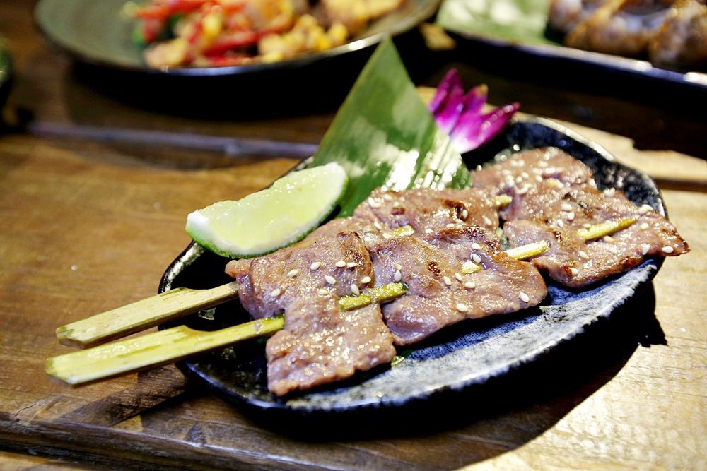 食八津 來雙層貨櫃居酒屋吃串燒+川菜+臭豆腐肥腸煲 燈籠美氣氛佳 歡樂聚餐最佳選擇