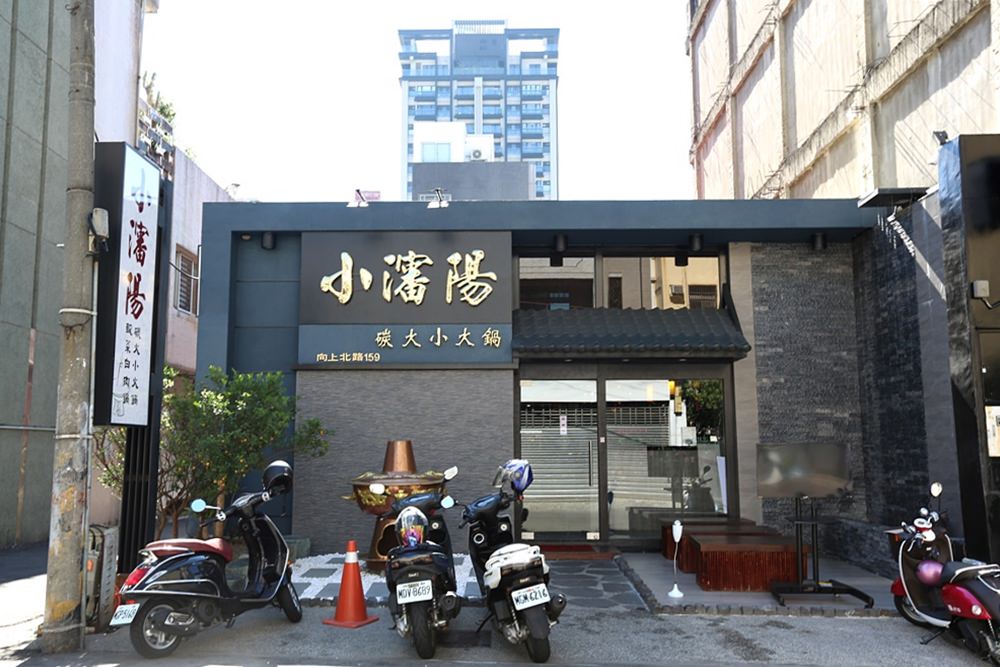 小瀋陽向上店 主打個人碳火小火鍋 酸白鍋和麻辣鍋 景泰藍鍋和銅鍋 任你選