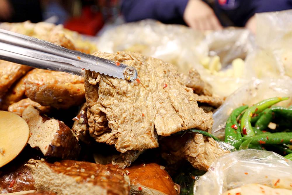 太原夜市必吃 三合院辣脆腸 古早味滷味獨門醬汁也太涮嘴 食材當日現煮現賣新鮮好吃