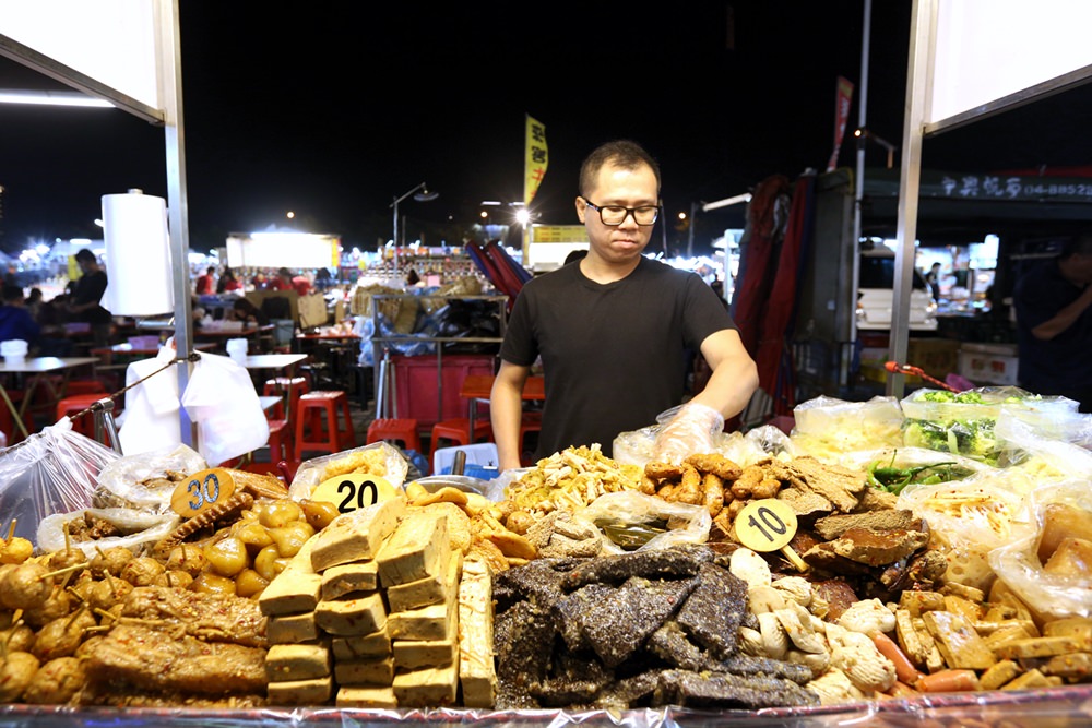 太原夜市必吃 三合院辣脆腸 古早味滷味獨門醬汁也太涮嘴 食材當日現煮現賣新鮮好吃