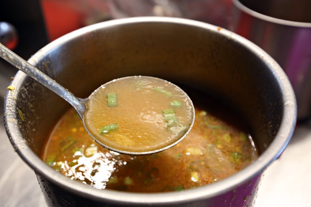 太原夜市必吃 三合院辣脆腸 古早味滷味獨門醬汁也太涮嘴 食材當日現煮現賣新鮮好吃