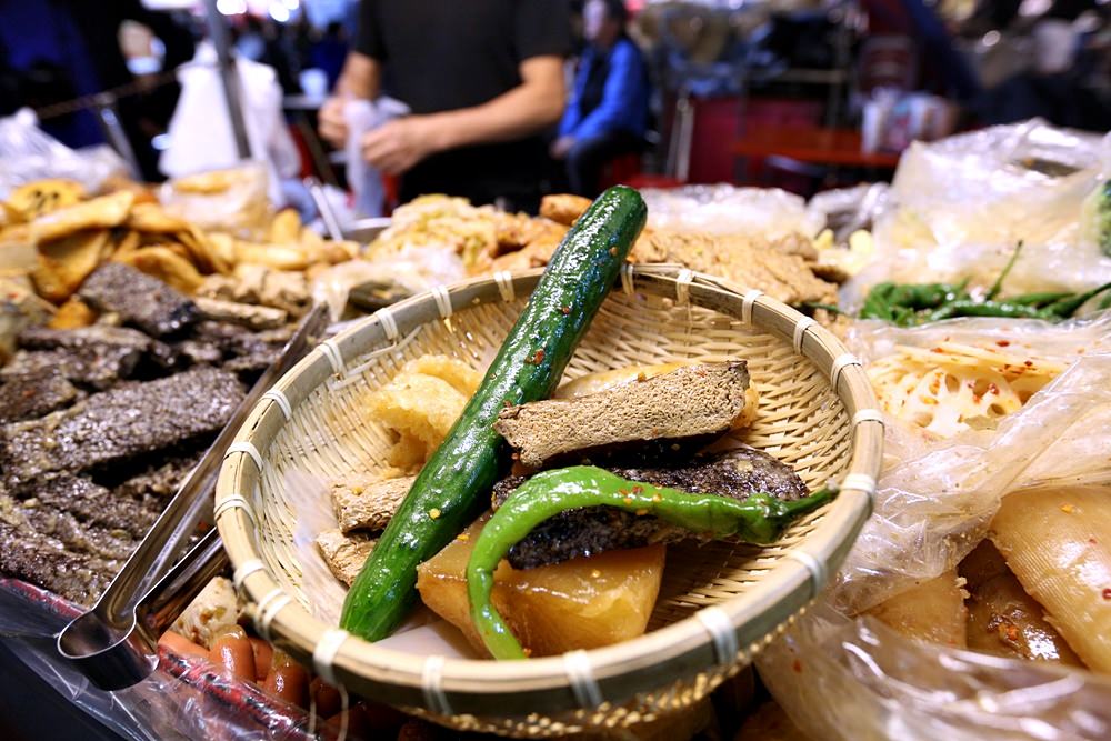 太原夜市必吃 三合院辣脆腸 古早味滷味獨門醬汁也太涮嘴 食材當日現煮現賣新鮮好吃