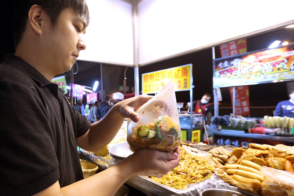 太原夜市必吃 三合院辣脆腸 古早味滷味獨門醬汁也太涮嘴 食材當日現煮現賣新鮮好吃