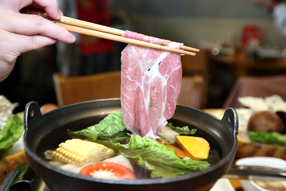 冊竹園鍋坊 阿里山烏龍茶鍋 淡雅清香 湯頭菜盤肉品無一可挑剔 有素食鍋