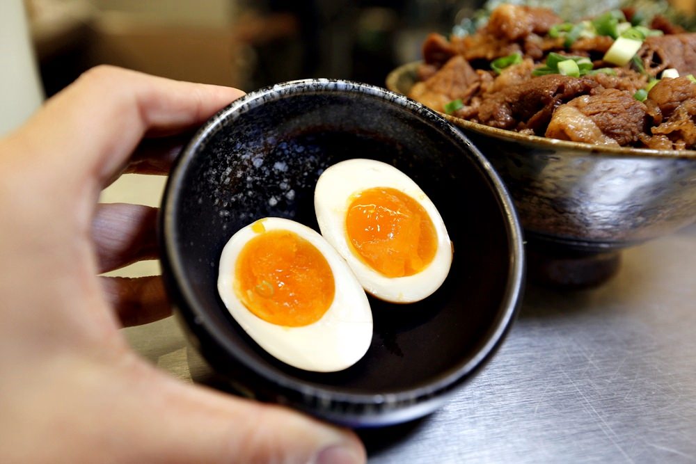 小牛丁次郎坊 南投草屯平價丼飯 今天是想吃炙燒黑牛丼還是霜降牛排丼？