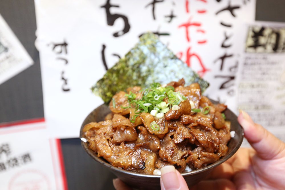 小牛丁次郎坊 南投草屯平價丼飯 今天是想吃炙燒黑牛丼還是霜降牛排丼？