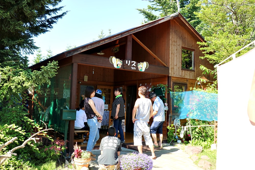 北海道網走景點之鄂霍次克花栗鼠公園 來當被花栗鼠包圍的白雪公主