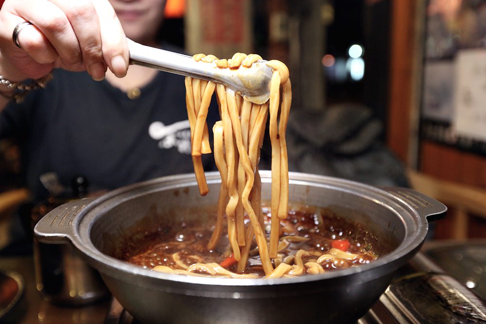 武將日式食堂 台中平價居酒屋 路邊撿的樹葉都入菜？！ 超吸睛花雕雞鍋必不可錯過