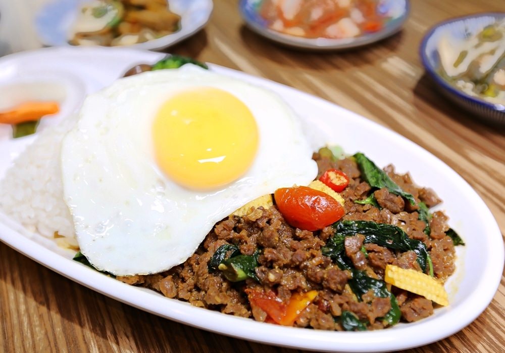 滷菩提蔬食 台中勤美商圈素食 泰式打拋、韓式泡菜、日式丼飯 充滿異國風的素食店