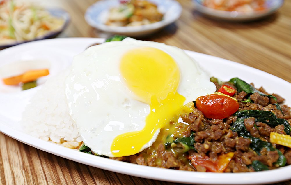 滷菩提蔬食 台中勤美商圈素食 泰式打拋、韓式泡菜、日式丼飯 充滿異國風的素食店