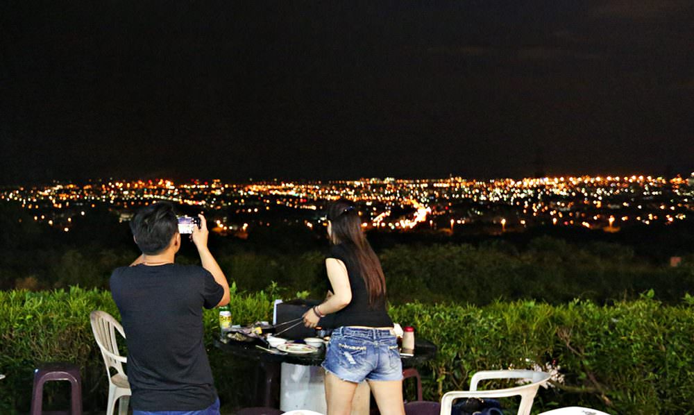 那兩蚵流水蝦吃到飽 百萬夜景太迷人 還有鮮蚵干貝扇貝三點蟹鮮榨生啤通通吃喝到飽