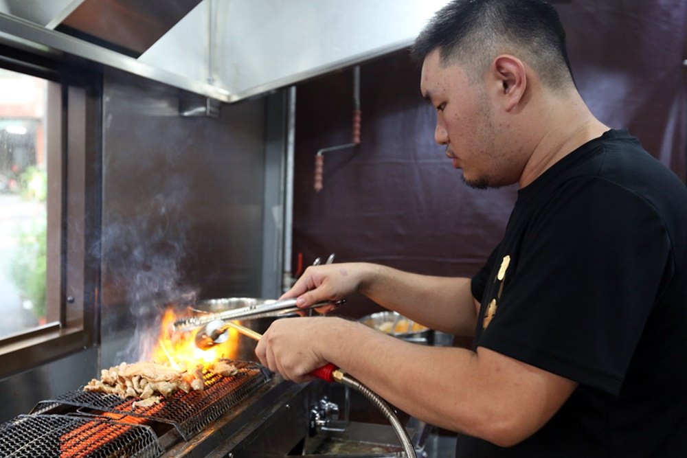 川牛木石亭 逢甲店新開幕 極盛丼飯根本肉山 雞白湯喝到飽 Uber 熊貓都外送