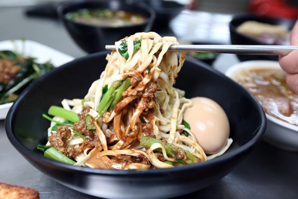 立偉麵食 北屯道地銅板小吃 大推一麵三吃 香濃麻醬隨你加 第二市場老店開的太原店