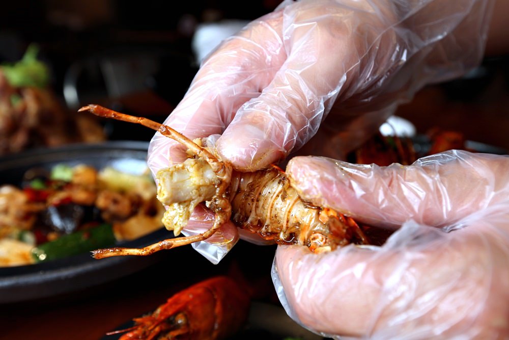 漁知香木桶魚逢甲店 獨門十三香小龍蝦 木桶魚、水煮牛有個人鍋 抹茶霜淇淋免費